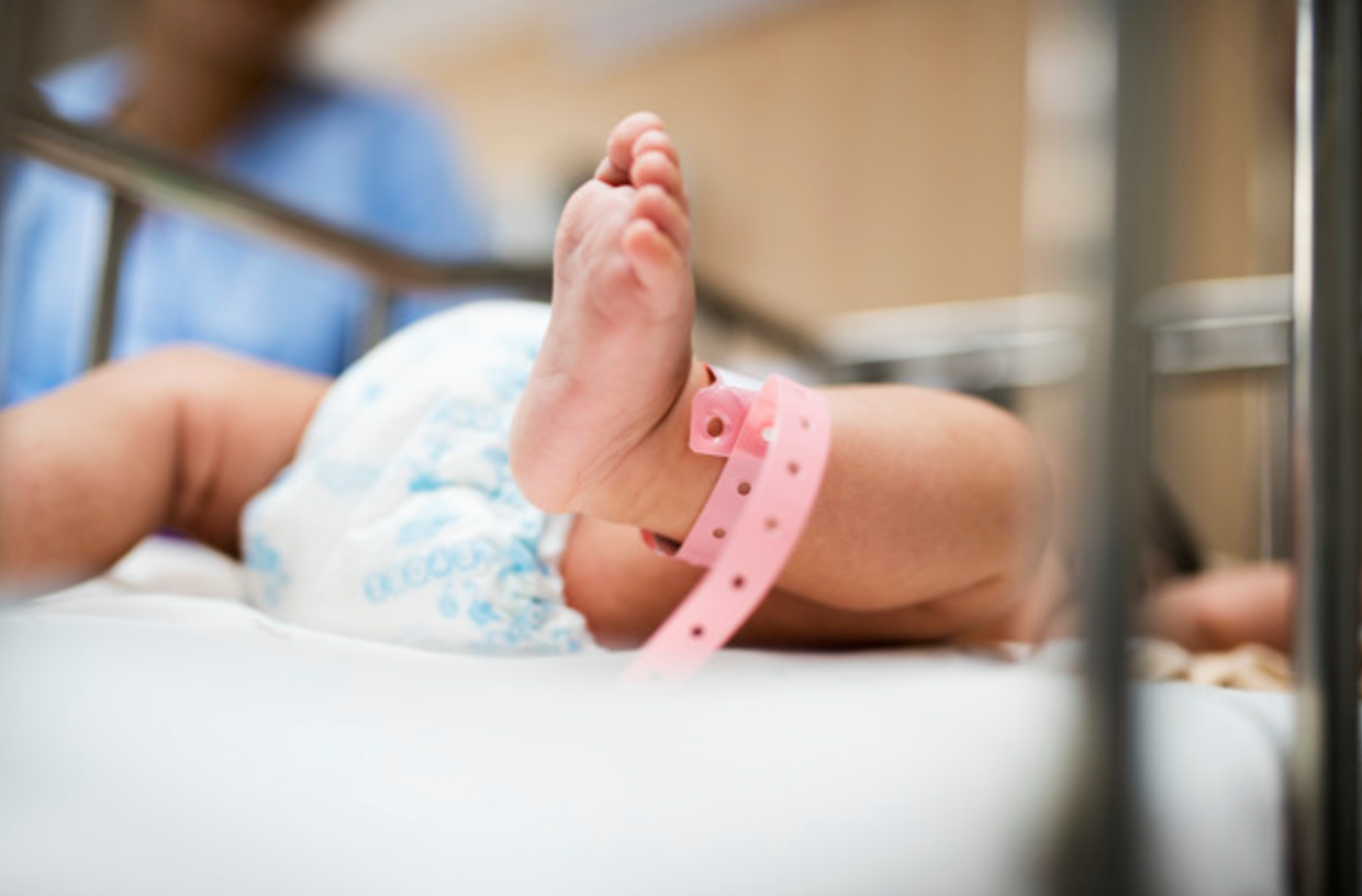 ¿Cómo vestir a un bebé para salir del hospital?