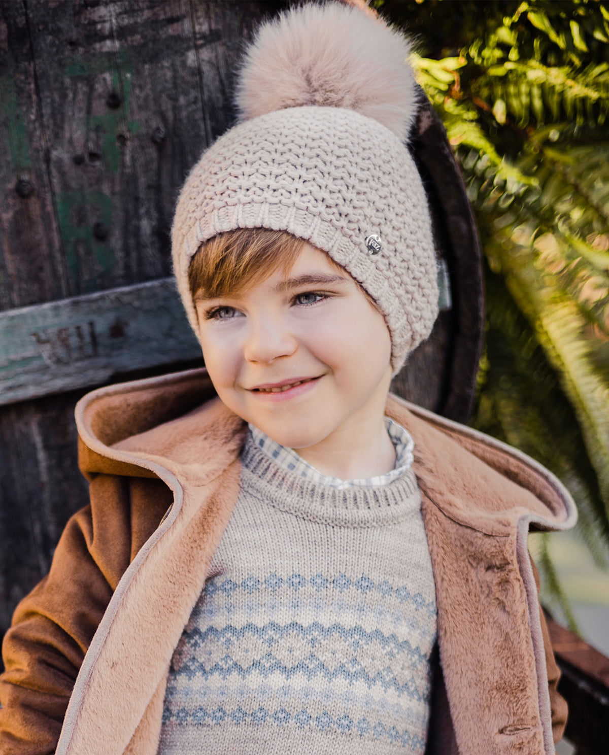 Hat with pompom "ESENCIAL"